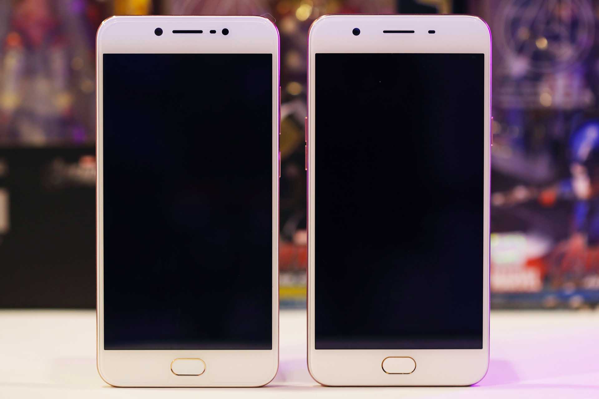 Which is which? Can you guess? The Vivo V5 is on the left side.