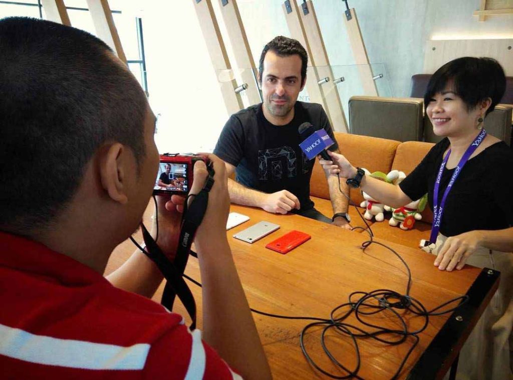 Former Xiaomi VP Hugo Barra with Alora Uy Guerrero and Ramon Lopez by Revu Philippines/Yahoo